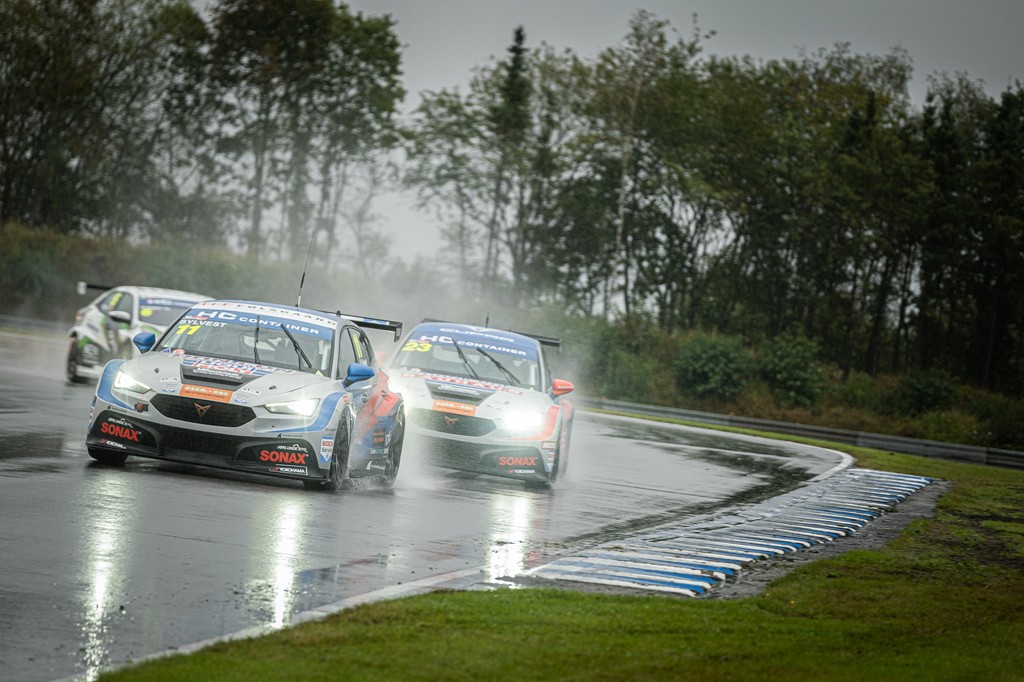 LM Racings Nicolai Sylvest og Jan Magnussen lavede stærke comebacks i regnen på Jyllandsringen forrige uge. Dermed er de to Cupra-kørere heller ikke at regne ude af kampen om sølv og bronze, mens guldet er mere en matematisk mulighed.